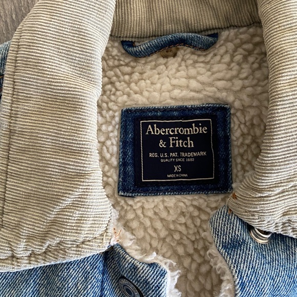 Abercrombie & Fitch Blue Denim Jacket with Cream Sherpa - Picture 2 of 5